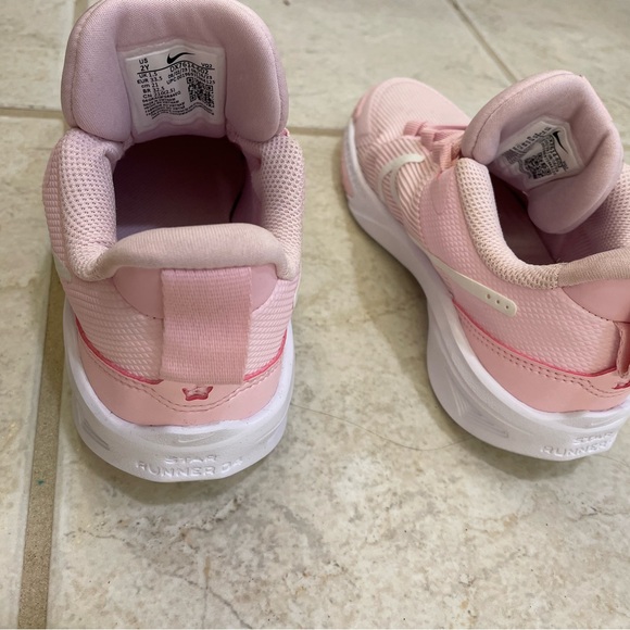 Girls Nike Running Shoes, Size 2 - Picture 2 of 4